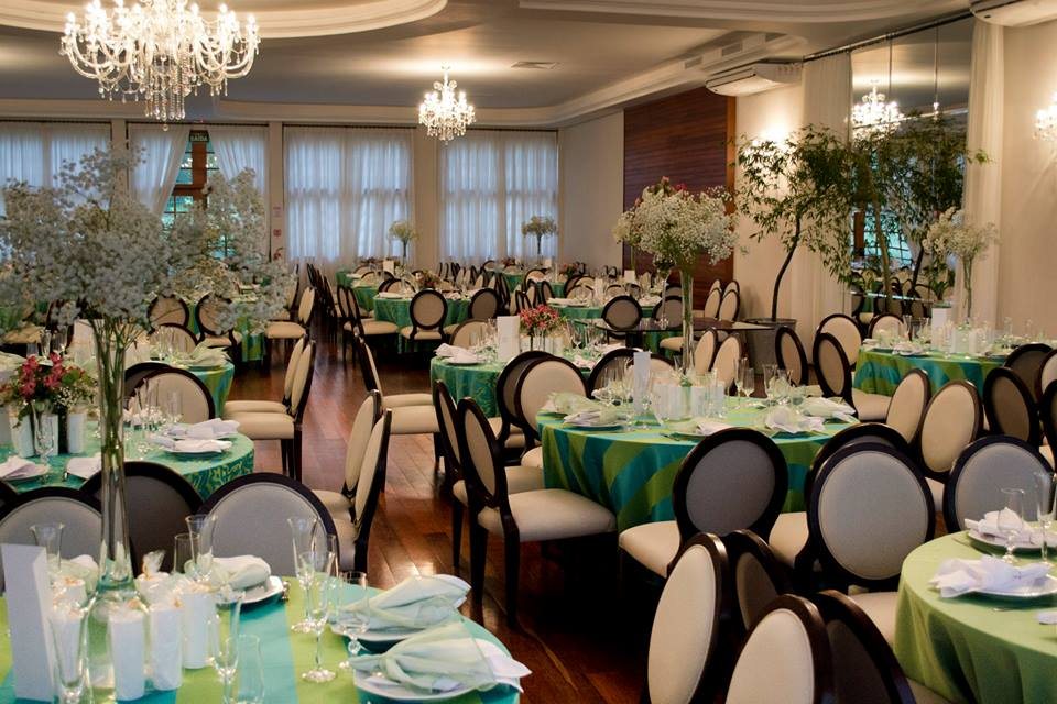 Salão clássico decorado para casamento