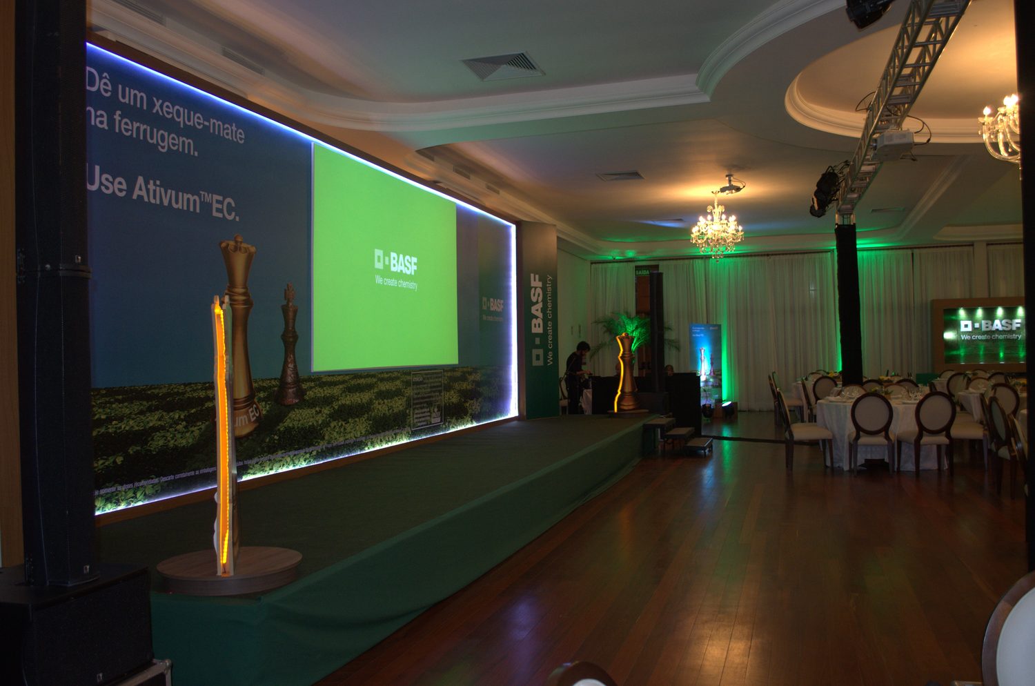 Evento corporativo com palco e telão no salão
