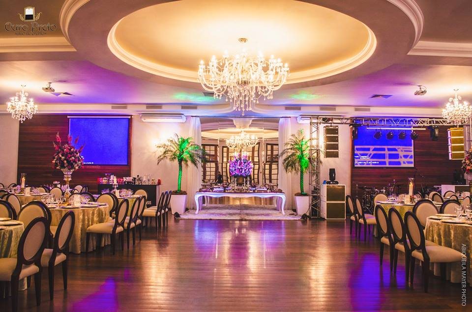 Salão com iluminação cênica para festa de debutante