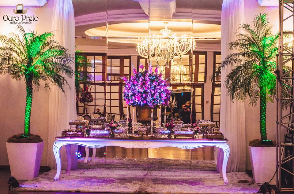 Mesa de honra com decoração em tons de lilás