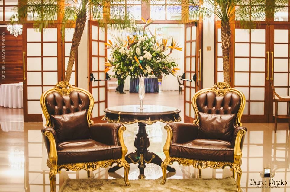 Lounge com poltronas e arranjo floral
