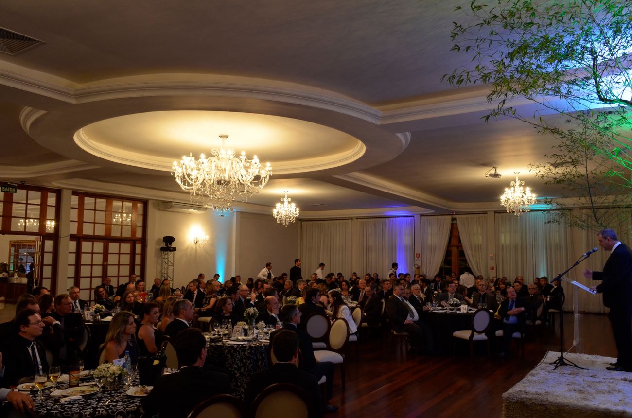 Salão durante evento com mesas postas