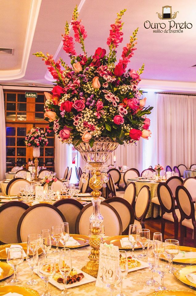 Centro de mesa com arranjo floral alto