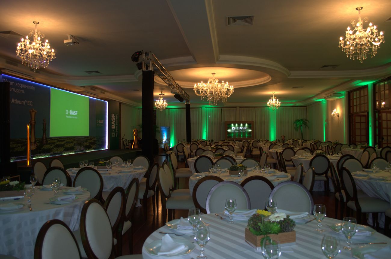 Salão amplo montado para evento corporativo