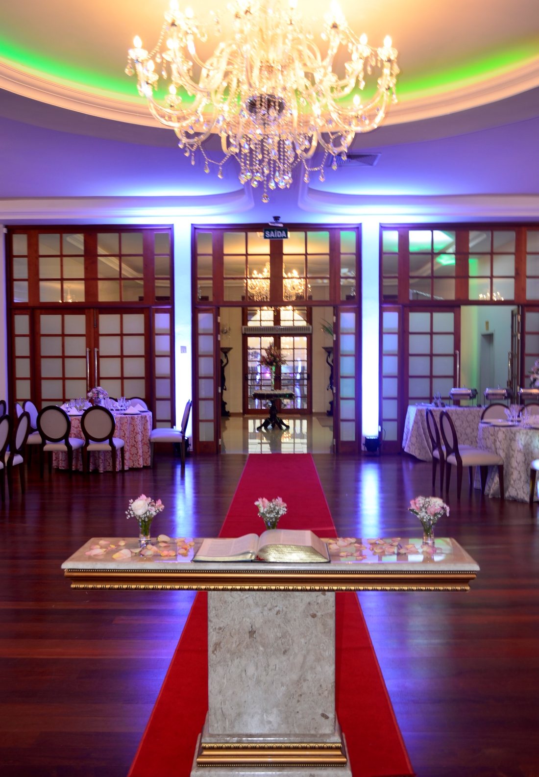 Interior elegante do salão com iluminação cênica e tapete vermelho
